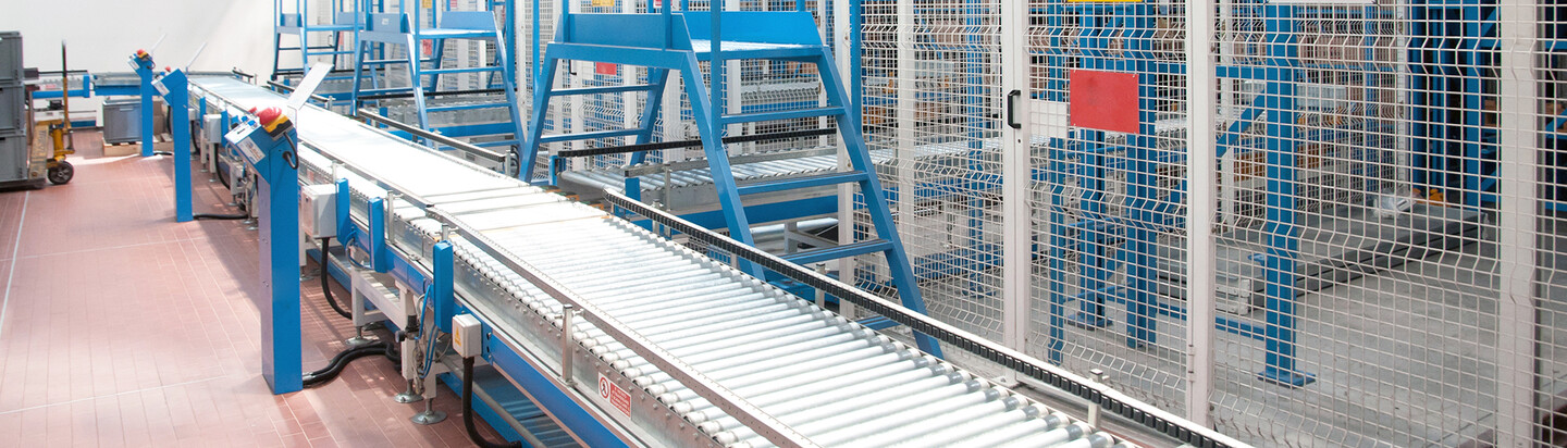 Automated warehouse logistics with roller conveyors